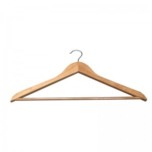 Ganchos en madera clara