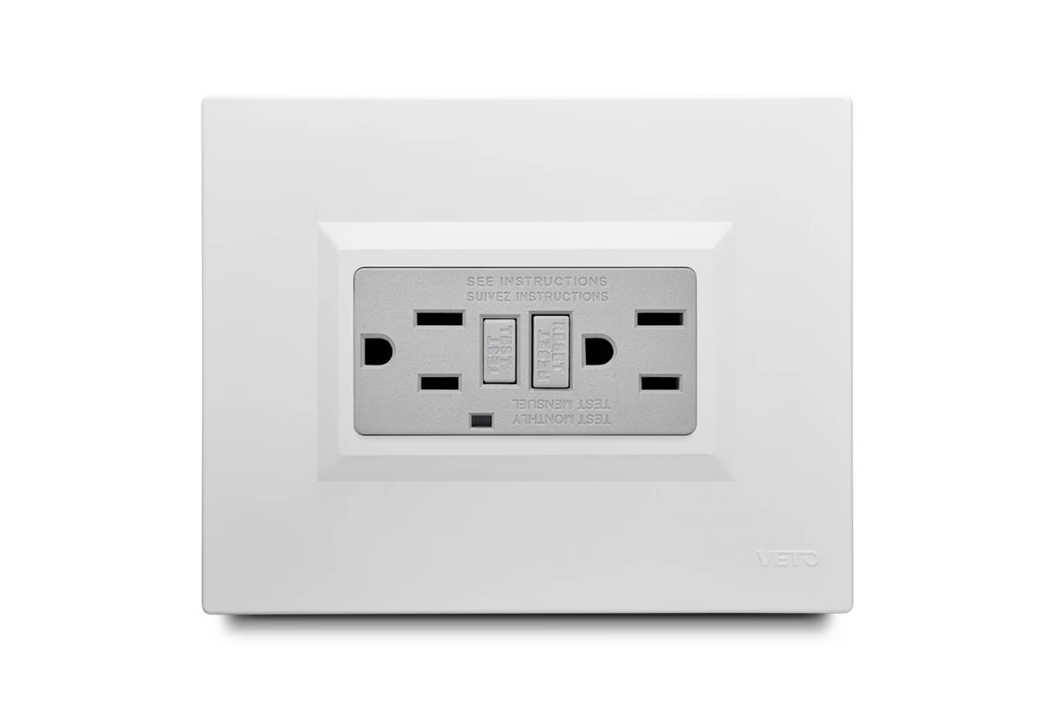 Tomacorriente Doble Gfci 15A Con Placa De Vidrio