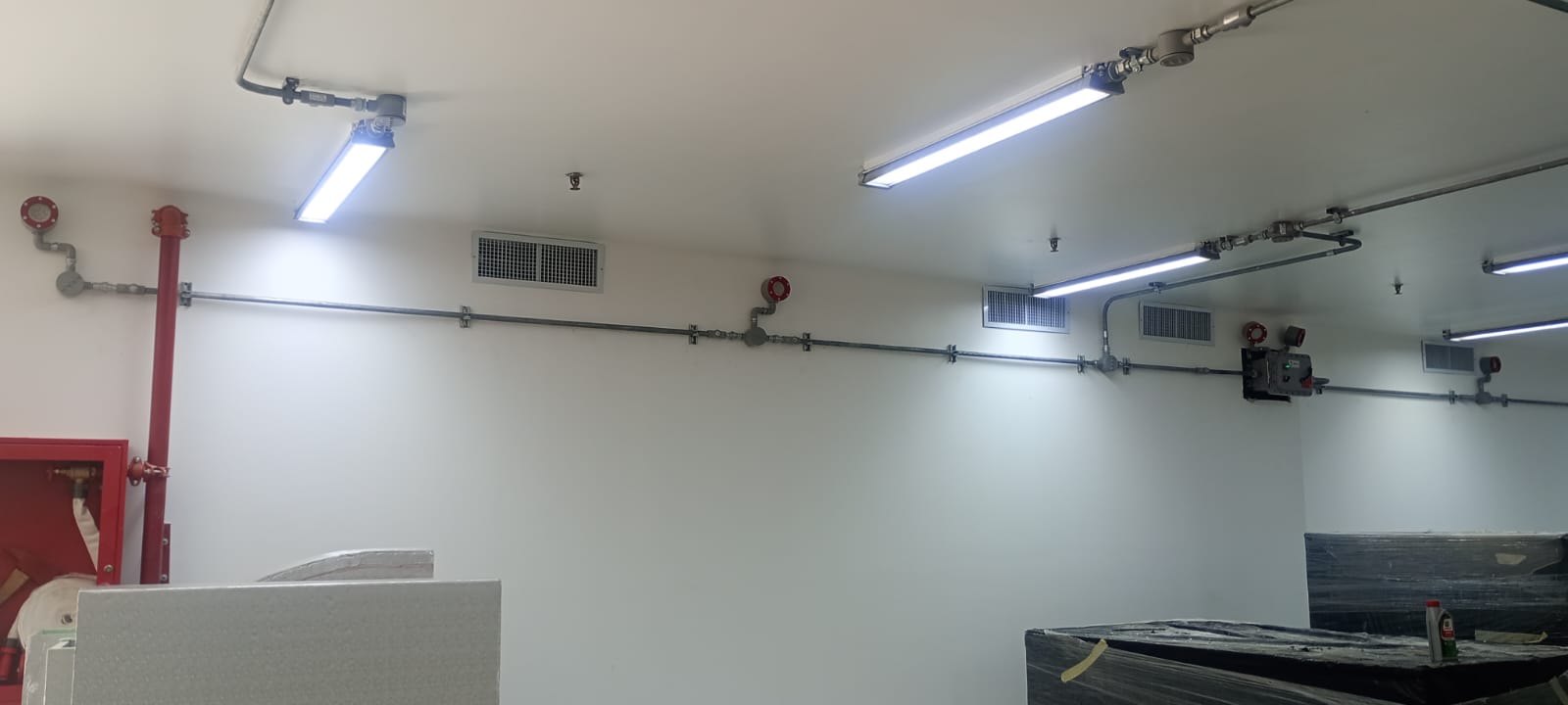 Hadas Technologies instalación de luminarias antiexplosión y canalización conduit imagen 2