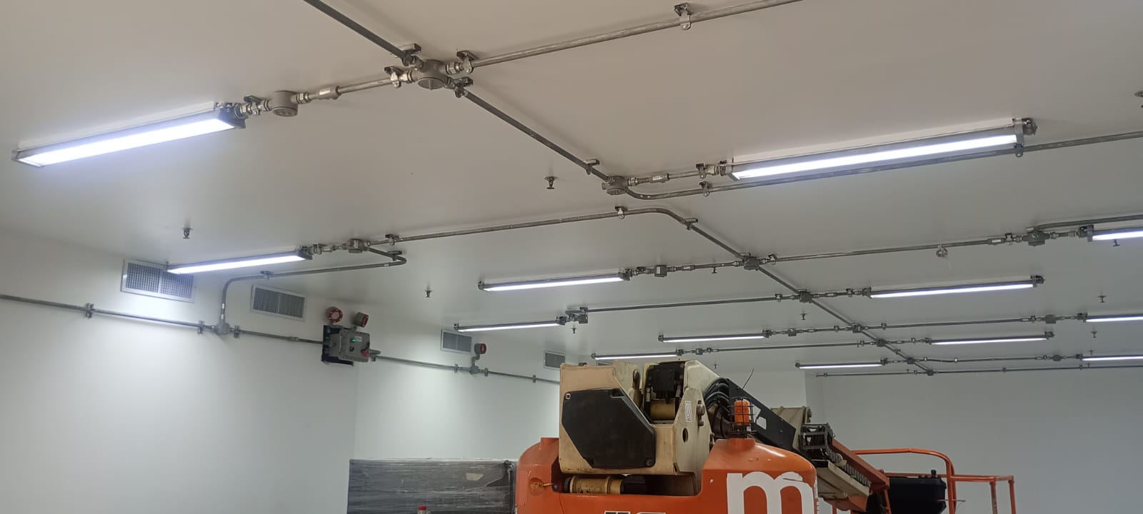 Hadas Technologies instalación de luminarias antiexplosión y canalización conduit imagen 3