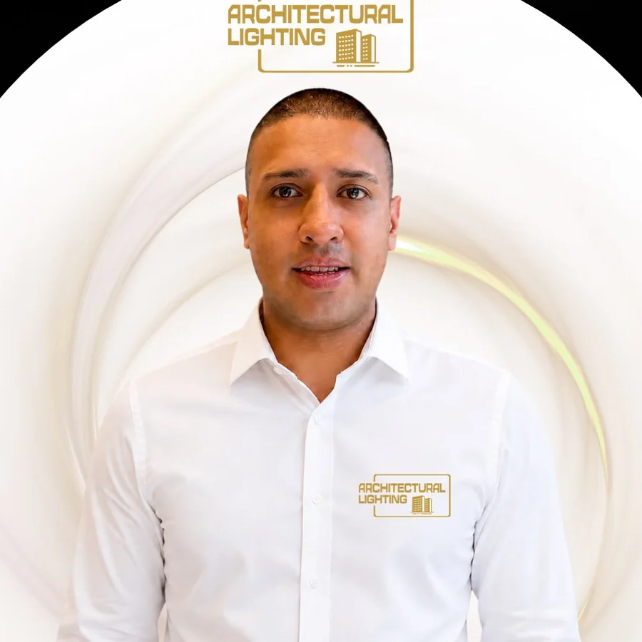 Gustavo Lara, Ejecutivo Comercial