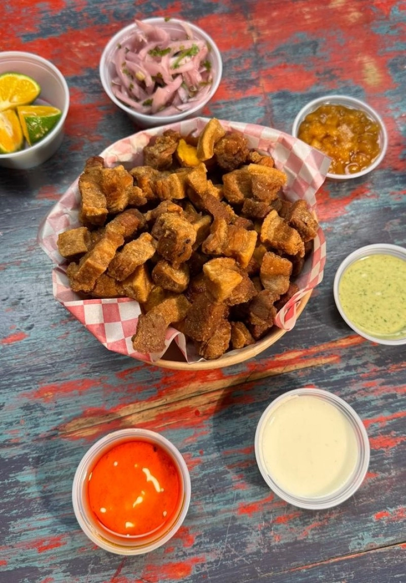Chicharrón con papas criollas