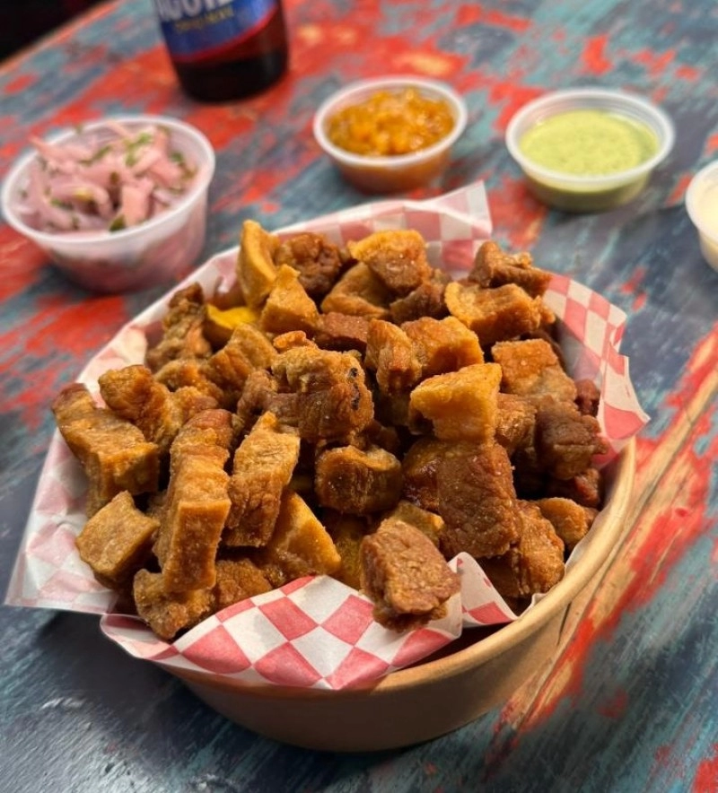 Chicharrón con papas criollas