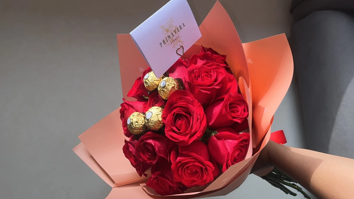 Bouquet de rosas con ferrero
